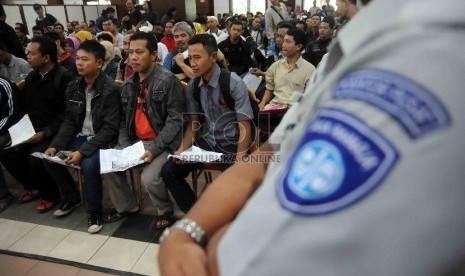 Calon pemudik mendaftarakan dirinya untuk mengikuti mudik gratis yang digelar olah PT Jasa Raharja di Gedung Nyi Ageng Serang, Selasa (23/6) .