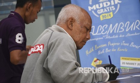 Calon pemudik mengisi formulir pendaftaran Mudik Bersama Pemprov Jawa Barat di Kantor Dinas Perhubungan Provinsi Jawa Barat, Kota Bandung, Kamis (21/3).