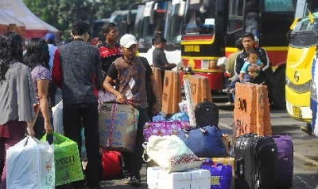 Calon pemudik menunggu bus AKAP ke berbagai jurusan di Kawasan Terminal Kampung Rambutan, Jakarta.