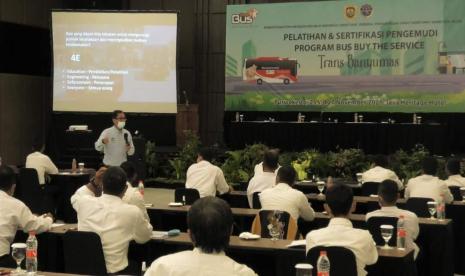 Calon pengemudi Bus Trans Banyumas mengikuti pelatihan dan sertifikasi pengemudi untuk memberi pelayanan terbaik kepada penumpang.  Proses serfikasi akan diberikan bagi pengemudi yang telah lulus mengikuti program pelatihan. Pelatihan dan sertifikasi ini dilaksanakan pada Kamis (25/11) di Hall Hotel Java Heritage Purwokerto.