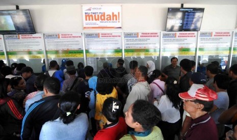   Calon penumpang antre membeli tiket kereta api di Stasiun Senen, Jakarta Pusat, Rabu (16/4). (Republika/ Wihdan)