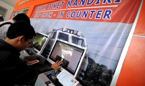  Calon penumpang antre mencetak tiket kereta api di Stasiun Senen, Jakarta, Rabu (16/4). (Republika/ Wihdan)