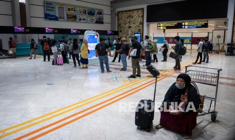 Calon penumpang antre saat melakukan check in di Terminal 2 Bandara Soekarno Hatta, Tangerang, Banten, Rabu (9/9/2020). PT Angkasa Pura II (Persero) mengeluarkan aturan baru di Bandara Soekarno-Hatta selama masa Pembatasan Sosial Berskala Besar (PSBB) di DKI Jakarta yang berlaku mulai 14 September 2020.  