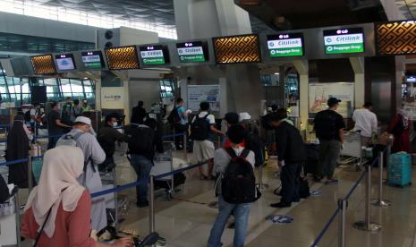 Calon penumpang antre untuk check in, di Terminal 3 Bandara Soekarno Hatta, Tangerang, Banten, Senin (26/10/2020). Jumlah penumpang angkutan udara domestik pada September mengalami penurunan 4,60 persen dibandingkan bulan sebelumnya, menjadi 1,89 juta orang. 