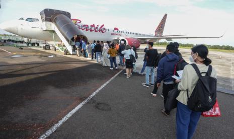 Calon penumpang antre untuk masuk ke dalam kabin pesawat di Bandara Tjilik Riwut, Palangka Raya, Kalimantan Tengah, Jumat (13/5/2022). Ada barang bawaan wajib bagi penumpang pesawat, menurut pramugari