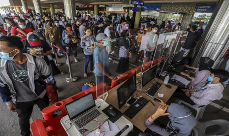 Calon penumpang antre untuk melakukan swab Antigen di Bandara International Hang Nadim, Batam, Kepulauan Riau, Jumat (30/4/2021). Pemerintah Provinsi Kepulauan Riau gagal menurunkan level Pemberlakuan Pembatasan Kegiatan Masyarakat (PPKM) dari Level III ke Level II.