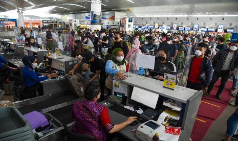 Calon penumpang antre untuk melapor diri (check in) di Bandara Kualanamu, Deli Serdang, Sumatra Utara, Ahad (8/5/2022) (ilustrasi). Direktur Utama AP II Muhammad Awaluddin mengatakan pada masa angkutan Lebaran 2023, AP II akan melakukan penyesuaian jam operasional bandara untuk memenuhi pertumbuhan permintaan penerbangan.