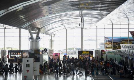 Calon penumpang antre untuk melapor diri (check in) di Bandara Kualanamu, Deli Serdang, Sumatera Utara.  PT Angkasa Pura (AP) II (Persero) melalui anak usaha yakni PT Angkasa Pura Aviasi bersama sejumlah maskapai segera menjadikan Bandara Kualanamu sebagai hub internasional. Lokasi Bandara Kualanamu yang strategis serta didukung program dari AP II dan Angkasa Pura Aviasi membuat maskapai nasional berlomba-lomba menjadikan Bandara Kualanamu sebagai hub internasional. 