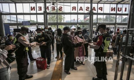 Calon penumpang antre untuk memasuki Stasiun Pasar Senen, Jakarta Pusat.