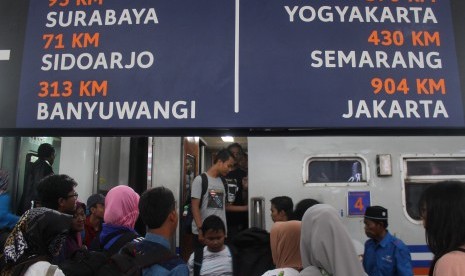 Calon penumpang antre untuk naik kereta api di Stasiun Kotabaru, Malang.