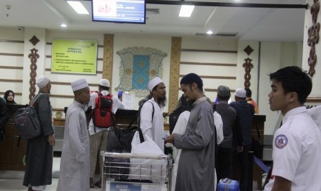 Calon penumpang antri membeli tiket dengan tujuan Jakarta di Bandara Internasional Sultan Iskandar Muda, Blang Bintang, Aceh Besar, Aceh, Rabu (30/11).