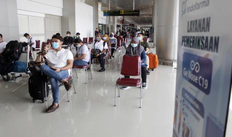 Calon penumpang antri untuk tes deteksi COVID-19 dengan metode GeNose C-19 di Lobby Baru Terminal 1 Bandara Internasional Juanda di Sidoarjo, Jawa Timur, Kamis (1/4/2021). Pemerintah Indonesia mulai menerapkan penggunaan GeNose mulai 1 April di empat bandara yakni Medan, Bandung, Jogjakarta dan Surabaya di luar Soekarno-Hatta bagi penumpang pesawat dengan tarif Rp40.000.