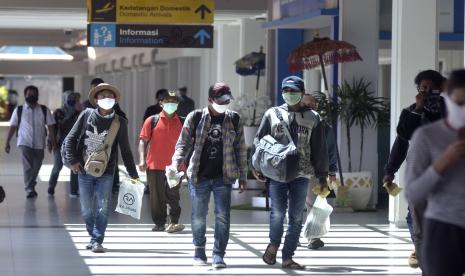 Calon penumpang berada di kawasan Terminal Domestik Bandara Internasional I Gusti Ngurah Rai, Bali, Jumat (24/4). Saat masa pandemi virus korona atau Covid-19, Bandara I Gusti Ngurah Rai Bali melayani penerbangan untuk memulangkan warga negara asing (WNA) yang ada di Indonesia ke negaranya masing-masing. 