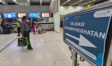 Calon penumpang berada di konter lapor diri di Terminal 1 A Bandara Soekarno Hatta, Tangerang, Banten, Jumat (2/9/2022). Berdasarkan Surat Edaran (SE) No.82/2022 tentang Petunjuk Pelaksanaan Perjalanan Orang Dalam Negeri Pada Masa Pandemi COVID-19 penumpang pesawat rute domestik dengan usia 18 tahun ke atas wajib telah mendapatkan vaksin dosis ketiga (booster) dan tidak berlaku lagi tes hasil PCR. 