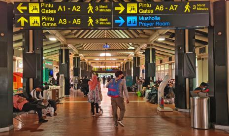 Calon penumpang berada diselar ruang tunggu keberangkatan Terminal 1 A Bandara Soekarno Hatta, Tangerang, Banten, Jumat (2/9/2022). Berdasarkan Surat Edaran (SE) No.82/2022 tentang Petunjuk Pelaksanaan Perjalanan Orang Dalam Negeri Pada Masa Pandemi COVID-19 penumpang pesawat rute domestik dengan usia 18 tahun ke atas wajib telah mendapatkan vaksin dosis ketiga (booster) dan tidak berlaku lagi tes hasil PCR.