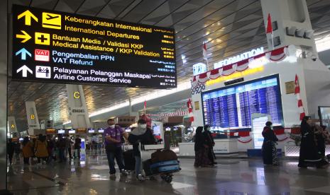 Calon penumpang berjalan di selasar Terminal 3 Bandara Soekarno Hatta, Tangerang, Banten, Jumat (26/8/2022). PT Angkasa Pura (AP) II (Persero) memastikan saat ini bandara yang dikelolanya tengah menjalankan upaya pencegahan penyebaran cacar monyet (monkeypox).