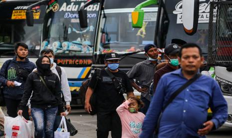 Calon penumpang berjalan di Terminal Kalideres, Jakarta, Ahad (20/12/2020). Menjelang Natal dan Tahun Baru 2021, terminal tersebut terpantau ramai. 