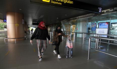 Calon penumpang berjalan di terminal keberangkatan di Bandara Supadio, Kabupaten Kubu Raya, Kalimantan Barat, Sabtu (26/12/2020). Penerbangan pesawat rute Putussibau-Pontianak di wilayah Kalimantan Barat dijadwalkan akan kembali beroperasi pada 1 Agustus 2022 mendatang.