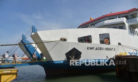 Calon penumpang berjalan menaiki kapal penyeberangan KMP Aceh Hebat-2 saat pelayaran perdana di Pelabuhan Ulee Lheue, Banda Aceh, Aceh, Sabtu (30/1/2021). Pelayaran perdana KMP Aceh Hebat-2, salah satu dari tiga kapal baru yang melayani rute penyeberangan Pulau Sabang, Pulau Simeulue dan Pulau Banyak itu untuk mendukung konektivitas perekonomian dan pariwisata. 