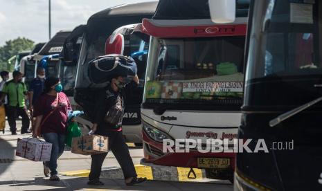 Calon penumpang berjalan menuju bus di Terminal Terpadu Pulo Gebang, Jakarta, Sabtu (19/12/2020). Pemprov DKI Jakarta selama masa mudik Natal 2020 dan tahun baru 2021 atau mulai 18 Desember 2020 hingga 8 Januari 2021 mewajibkan tes cepat antigen untuk masyarakat yang akan bepergian ataupun masuk ke wilayah Jakarta. 