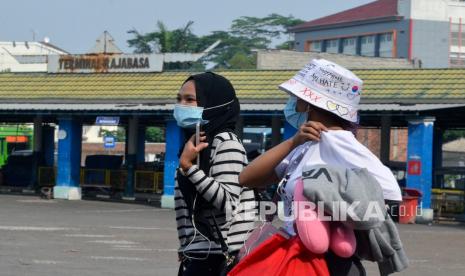 Calon penumpang berjalan menuju bus yang akan dinaikinya di Terminal Induk Rajabasa Bandar Lampung, Lampung, Kamis (30/7/2020). Menhub Budi Karya Sumadi menyatakan pemerintah tidak melarang mudik pada libur Idul Adha 1441 Hijiriah dengan melakukan antisipasi untuk pengaturan lalu lintas kendaraan dan protokol kesehatan pencegahan penularan COVID-19. 