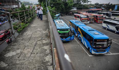 Calon penumpang berjalan menuju ke dalam bus di Terminal Cicaheum, Bandung, Jawa Barat (ilustrasi) 