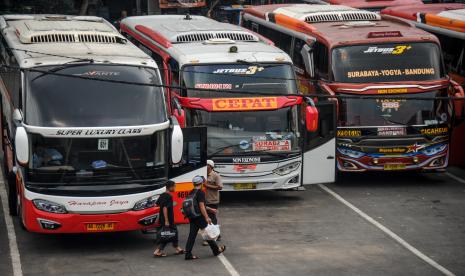 Calon penumpang berjalan menuju ke dalam bus di Terminal Cicaheum, Bandung, Jawa Barat, Senin (5/9/2022). Pascanaiknya harga bbm jenis pertalite, pertamax, dan solar, Ketua DPP Organisasi Angkutan Darat (Organda) Kurnia Lesani akan melakukan penyesuaian tarif di kisaran 25 hingga 35 persen dari tarif sebelum kenaikan bbm.