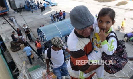 Calon penumpang berjalan menuju KM Tidar tujuan Surabaya dan Makassar di Pelabuhan Penumpang Tanjung Priok, Jakarta, Kamis (30/6). (Republika/Raisan Al Farisi)