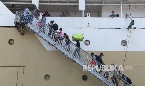 Calon penumpang berjalan menuju KM Tidar tujuan Surabaya dan Makassar di Pelabuhan Penumpang Tanjung Priok, Jakarta, Kamis (30/6). (Republika/Raisan Al Farisi)