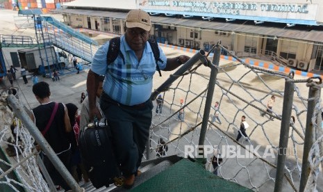 Calon penumpang berjalan menuju KM Tidar tujuan Surabaya dan Makassar di Pelabuhan Penumpang Tanjung Priok, Jakarta, Kamis (30/6). (Republika/Raisan Al Farisi)