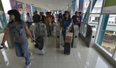 Calon penumpang berjalan menuju peron kereta api di Stasiun Besar Kereta Api Indonesia (KAI) Medan. (Antara/Widodo S. Jusuf)