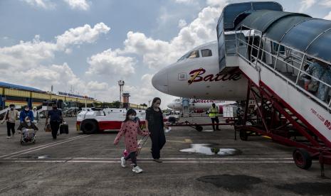 Calon penumpang berjalan menuju pesawat Batik Air rute penerbangan Jakarta-Malang saat pembukaan layanan penerbangan di Bandar Udara Internasional Halim Perdanakusuma, Jakarta. Ditjen Perhubungan Udara Kementerian Perhubungan mengungkapkan saat ini trafik penerbangan mulai meningkat. Plt Dirjen Perhubungan Udara Kemenhub  Nur Isnin Istiarto mengungkapkan maskapai mengambil peluang tersebut. 