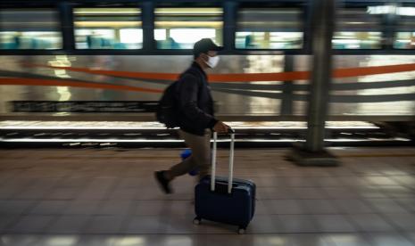 Prospective passengers walk towards the Argo Bromo Anggrek railway line at Pasar Turi Surabaya at Tawang Station, Semarang, Central Java, Friday (2/7/2021). (Illustration)