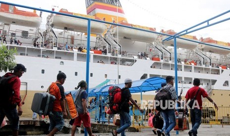 Prospective passengers walk to the steps of PT Pelni KM Nggapulu ship docked at Ambon Port, Maluku, Monday (11/6).