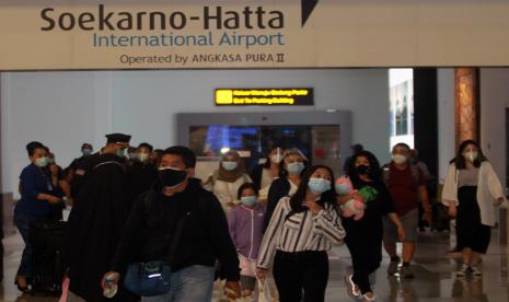 Calon penumpang berjalan untuk lapor diri sebelum naik pesawat di Terminal 3 Bandara Soekarno Hatta, Tangerang, Banten (ilustrasi)