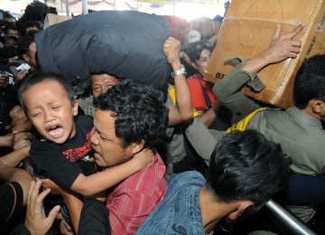 Calon Penumpang berjejal saat akan memasuki kereta api Mataremaja jurusan Jakarta-Malang di Stasiun Senen, Jakarta, Ahad (28/8).