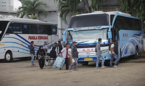 Calon penumpang bersiap menaiki bus AKAP di terminal bayangan Pondok Pinang, Jakarta, Jumat (3/4/2020). Pemerintah mengimbau masyarakat untuk menunda mudik atau pulang kampung pada Lebaran mendatang sebagai salah satu langkah membatasi penyebaran wabah COVID-19.