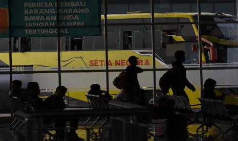 Calon penumpang bersiap menaiki bus Antar Kota Antar Provinsi di Terminal Pulo Gebang, Jakarta.. Kementerian Perhubungan mengimbau agar warga membatalkan niatnya pulang kampung, untuk mencegah penyebaran Covid-19.