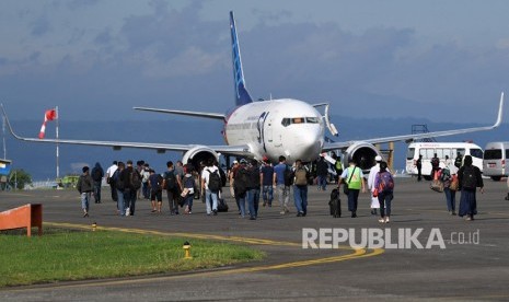 Calon penumpang bersiap menaiki pesawat terbang komersial di Bandara Syukuran Aminuddin Amir. Banggai, Sulawesi Tengah.