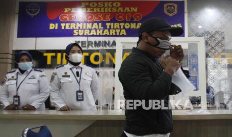 Calon penumpang bus melakukan tes deteksi COVID-19 dengan metode GeNose C19 saat pembukaan Posko GeNose di Terminal Tipe A Tirtonadi, Solo, Jawa Tengah, Senin (12/4/2021). Pembukaan layanan Posko GeNose C-19 bagi calon penumpang bus di terminal tersebut sebagai upaya pencegahan penyebaran COVID-19. 