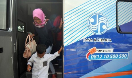 Calon penumpang bus memeriksakan kondisi kesehatannya sebelum kembali ke rantau, di mobil Jasa Raharja, di Padang, Sumatera Barat, Selasa (11/6). Direktur Utama Jasa Raharja Budi Rahardjo mengatakan Jasa Raharja masih akan menjalankan bisnis yang telah berjalan meski masuk dalam holding.