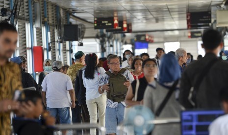 Transjakarta Layani 80 Persen Wilayah Jakarta. Calon penumpang bus Transjakarta memadati Halte Harmoni, Jakarta. 