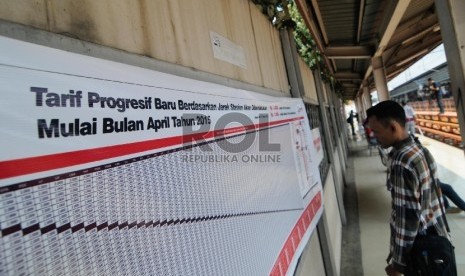 Calon penumpang Commuter line memeriksa jadwal keberangkatan di Stasiun Pasar Senen, Jakarta Pusat, Selasa (31/3). 