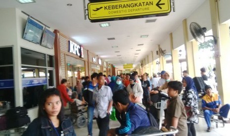 Calon penumpang di Bandara Adisutjipto menumpuk karena penutupan sementara bandara akibat tergelincirnya pesawat Garuda dan cuaca yang buruk, Kamis (2/2) 