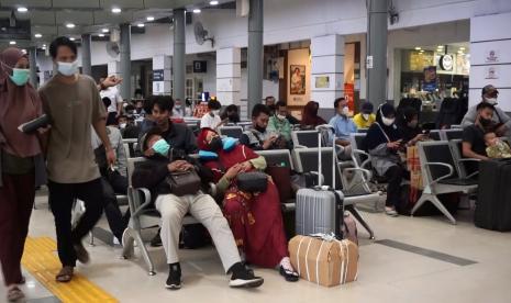 Calon penumpang di Stasiun Pasar Senen, Jakarta Pusat.