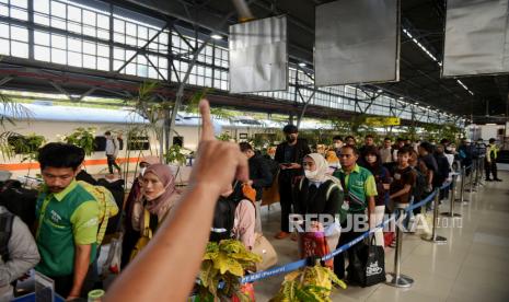 Calon penumpang dilakukan pengecekan tiket sebelum menaiki kereta Jayabaya jurusan Malang-Surabaya di Stasiun Pasar Senen, Jakarta, Kamis (21/12/2023). Jumlah penumpang kereta api di Stasiun Pasar Senen hari ini, Kamis 21 Desember mengalami peningkatan hingga 99 persen menjelang libur Natal dan Tahun baru 2024  mencapai 23.585 penumpang. Sementara, prediksi puncak mudik libur Natal dan Tahun Baru 2024 terjadi pada Sabtu 23 Desember dengan tingkat okupansi kereta api mencapai 100 persen atau 23.896 penumpang.