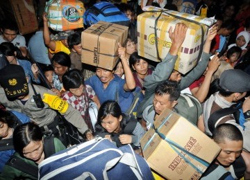 Calon Penumpang jatuh saat berjejal memasuki kereta api Mataremaja jurusan Jakarta-Malang di Stasiun Senen, Jakarta, Ahad (28/8). 