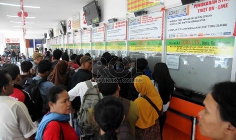  Calon penumpang kereta antre di loket penjualan tiket Kereta di Stasiun Senen, Jakarta, Selasa (1/9).    (Republika/Agung Supriyanto)