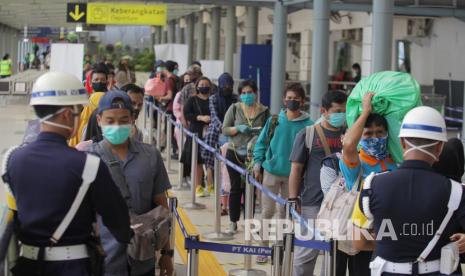 Calon penumpang kereta api antre masuk ke Stasiun Pasar Senen di Jakarta, Sabtu (11/4/2020). Untuk mencegah penyebaran virus Corona (COVID-19), PT Kereta Api Indonesia (KAI) menyesuaikan jam operasi kereta api (KA) jarak jauh di Daops 1 Jakarta dengan hanya mengoperasikan tujuh kereta api pada pukul 06.00-18.00 WIB selama masa Pembatasan Sosial Berskala Besar (PSBB) di Jakarta.