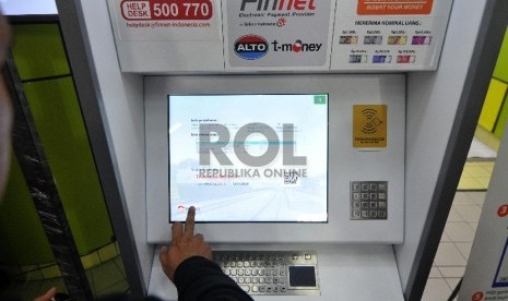 Calon penumpang kereta api melakukan pembelian tiket di mesin e-kiosk di Stasiun Gambir, Jakarta, Senin (13/4). (Republika/Edwin Dwi Putranto)